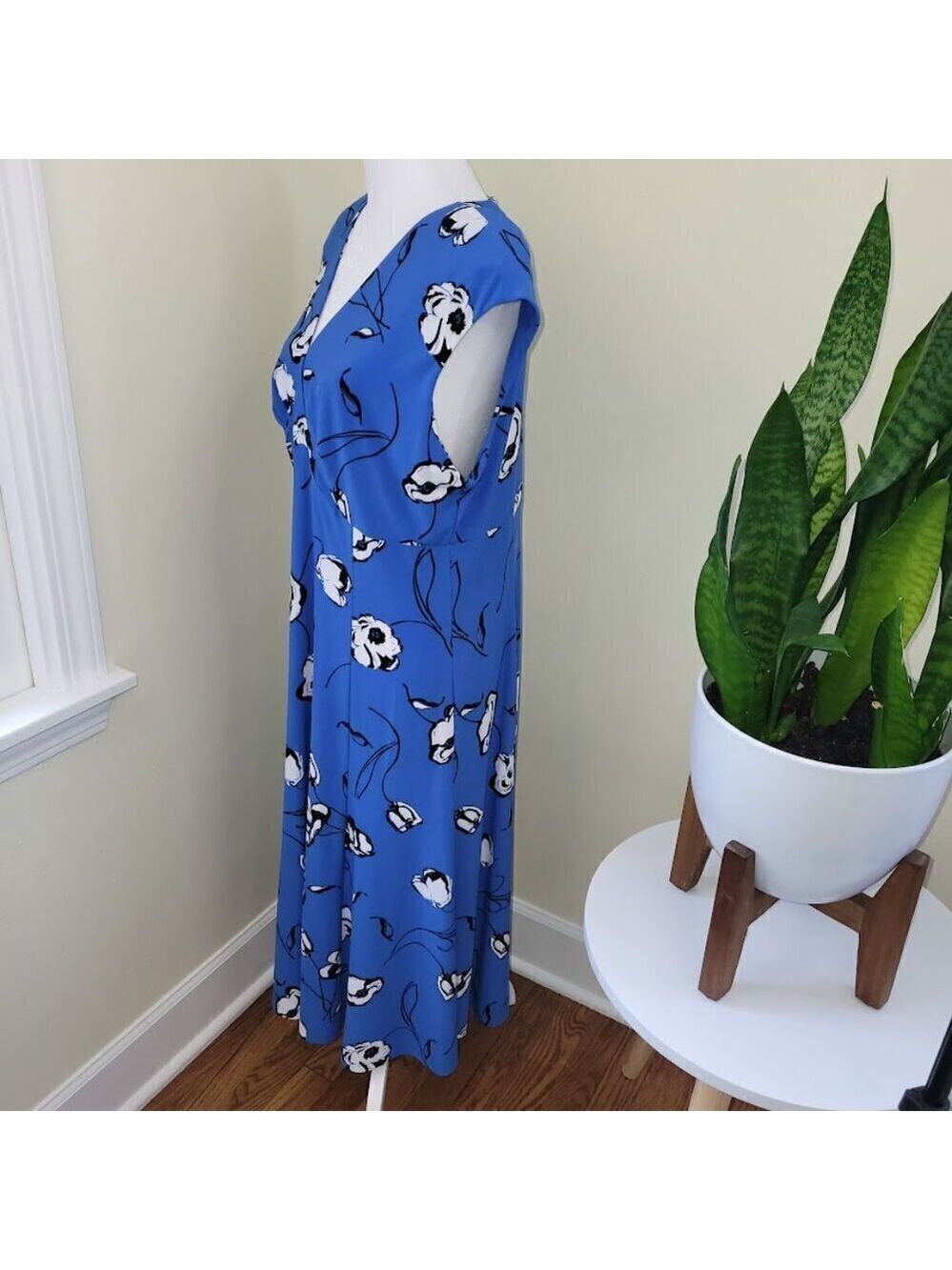 Evan Picone Black Label Dress Floral Knee Length V-Neck Sleeveless Blue Size 14 - Picture 3 of 14